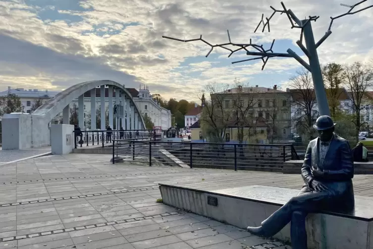 Blick auf Tartu: das Denkmal für den estnischen Journalisten und Dichter Johann Voldemar Jannsen mit der Bogenbrücke im Hintergr