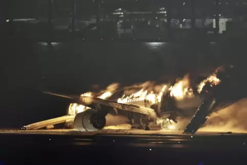Das Flugzeug ging in Flammen auf. 