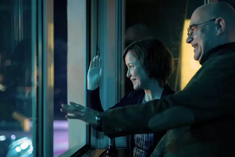 Im Finale der &bdquo;Tatort&ldquo;-Folge &bdquo;Avatar&ldquo; beobachten Edith Keller (Annalena Schmidt) und Peter Becker (Peter Espeloer) vom B&uuml;rofenst