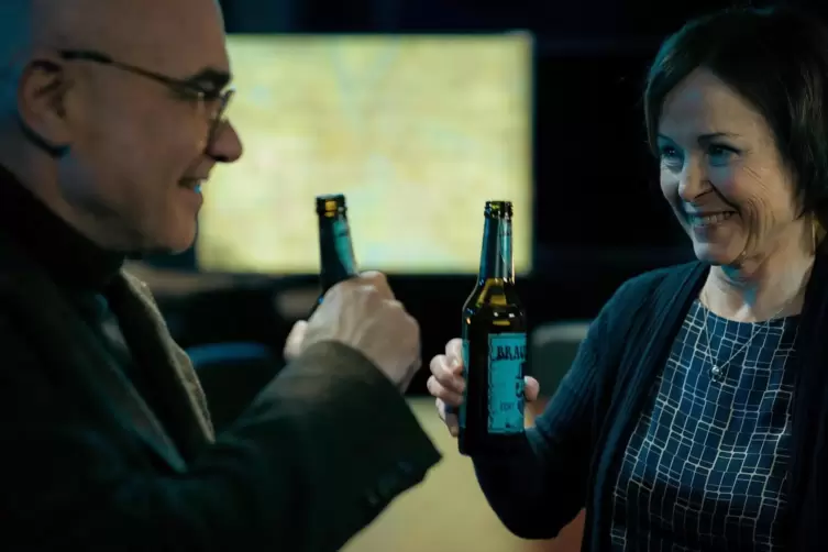 Im Finale der Folge prosten sich Edith Keller (Annalena Schmidt) und Peter Becker (Peter Espeloer) zu &ndash; und duzen sich erstmals.
