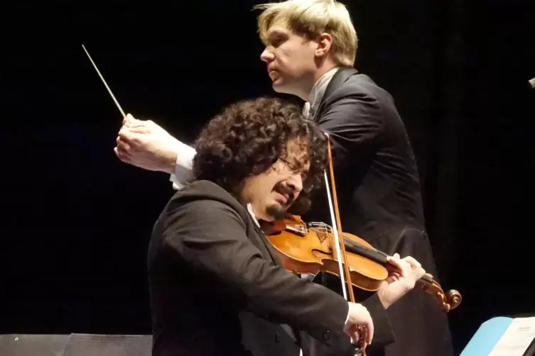 Neujahrskonzert der Pfalzphilharmonie mit Kapellmeister Olivier Pols und Geiger Ivan Knezevic.