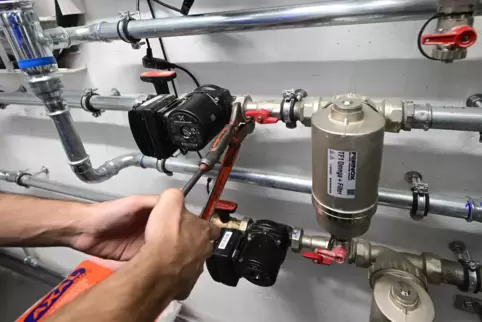 Die Handwerker sind in den Bereichen Sanitär-, Heizungs- und Klimatechnik tätig.