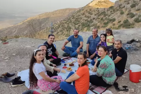 Ein Picknick mit einer syrisch-orthodoxer Familie in den kurdischen Bergen in Nordirak. Richard Biastoch (Mitte mit Vollbart) ge