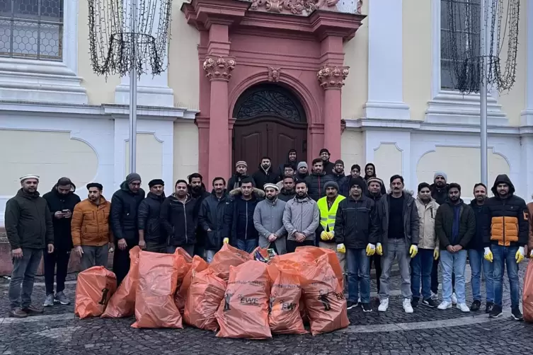 Ein Dienst an der Heimat: Zum Jahresbeginn sammelten Mitglieder der Ahmadiyya-Gemeinde Silvesterabfall ein – 15 Müllsäcke wurden