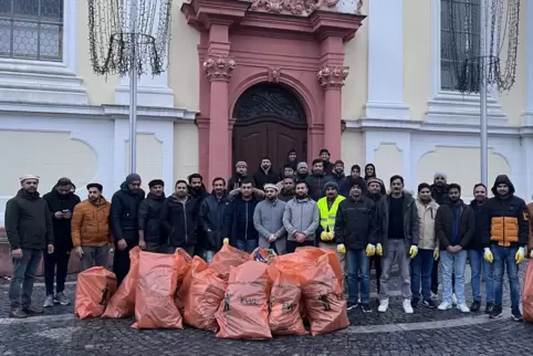 Ein Dienst an der Heimat: Zum Jahresbeginn sammelten Mitglieder der Ahmadiyya-Gemeinde Silvesterabfall ein – 15 Müllsäcke wurden
