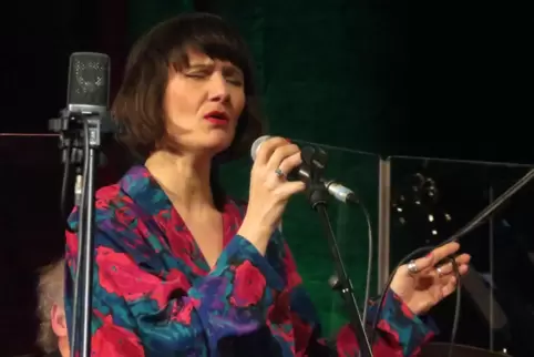 Sängerin Angela Maria Reisinger hat einen beeindruckenden Amy-Winehouse-Ausdruck in der Stimme.