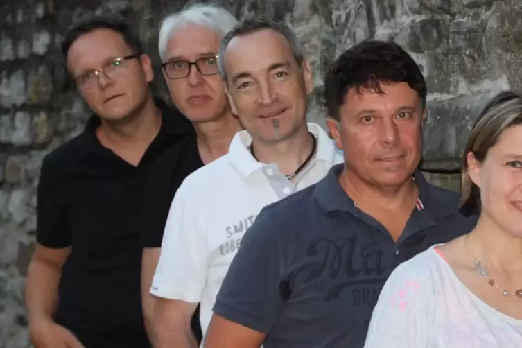  Die 2014 gegr&uuml;ndete Band &bdquo;Simply Acoustic Music&ldquo; aus Wolfstein bietet Acoustic Pop, Rock und Soul mit mehrstimmigem Gesang.