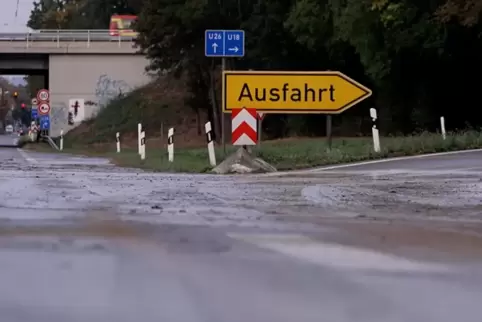 Stundenlang ist die Bundesstraße 9 nach einem Leck in der Hauptleitung Mitte Oktober nicht befahrbar. 