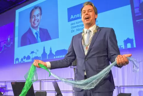 Auf Tuchfühlung mit dem Bürger: der neue OB Nicolas Meyer bei seinem Amtsantritt.