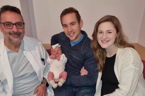 Die kleine Amelia kam um 6.08 Uhr am Neujahrstag auf die Welt. Im Bild die Eltern Kristen und Jared Philips und Chefarzt Muayyad