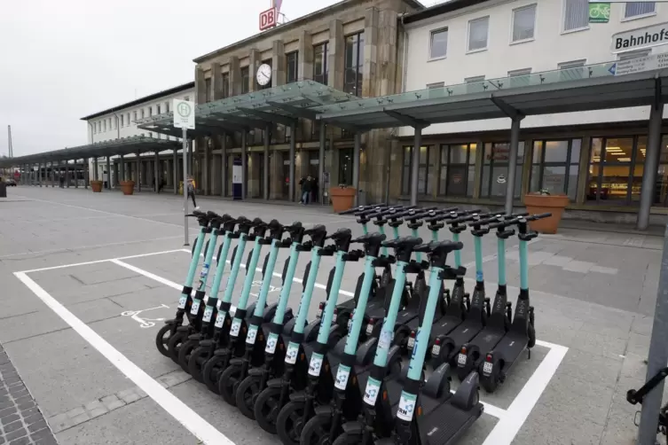 Mit herumliegenden Leih-Scootern soll Schluss sein, so wie hier am Hauptbahnhof soll es feste Ausleihstationen geben.
