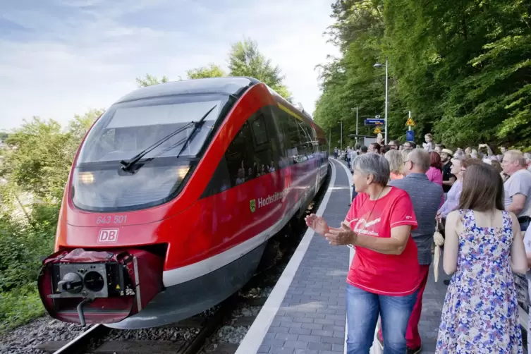 Der erste Zug am Bahnhaltepunkt Hohenecken wurde im Juni 2017 freudig begr&uuml;&szlig;t.