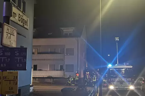 Unterstand brennt.