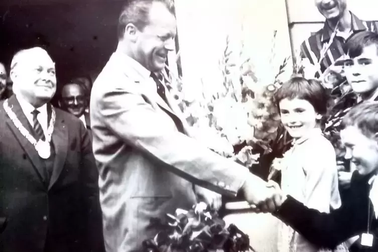 Willy Brandt in den 60er-Jahren in Zweibr&uuml;cken, links OB Munzinger. 