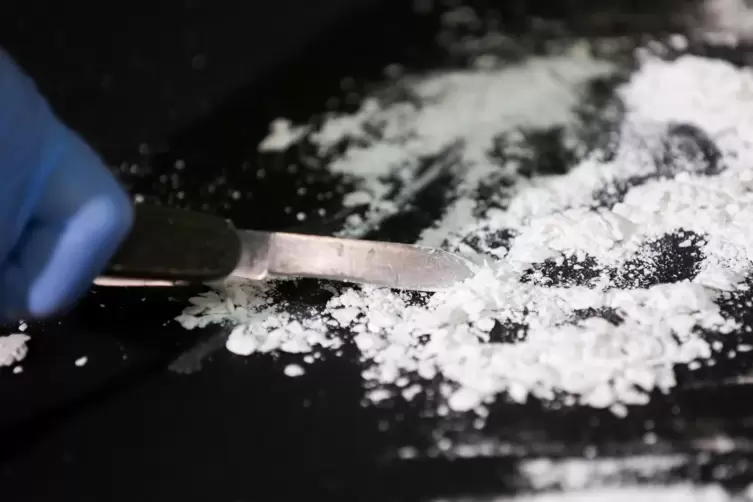 Der Angeklagte soll einen schwunghaften Handel mit Drogen betrieben und selbst Betäubungsmittel konsumiert haben. 
