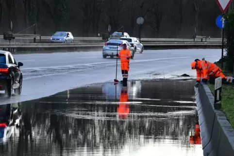 Die Autobahn 620 bei Saarbrücken wurde von den Wassermassen überschwemmt. 