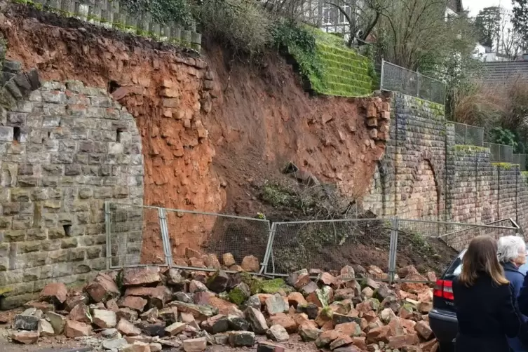 Durch die Wassermassen st&uuml;rzten in Saarbr&uuml;cken Teile einer Mauer auf zwei Autos.
