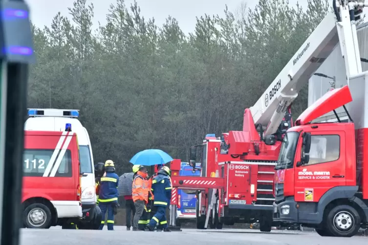 Feuerwehr und THW sicherten ein Hallendach in Niederbexbach. 