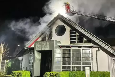 Mehr als 50 Feuerwehrleuten aus der Verbandsgemeinde Dahner Felsenland und Hauenstein bekämpften am Sonntag den Brand. 