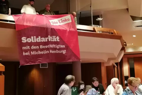 Mit diesem Banner wollten Besucher bei der Sitzung des Stadtrats ihre Unterstützung mit den Mitarbeitern bei Michelin ausdrücken