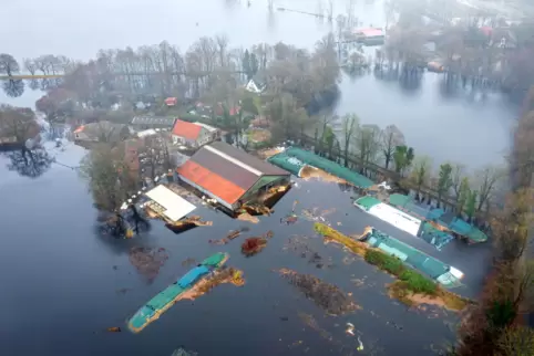 Überflutet: Ein Hof im Bremer Ortsteil Timmersloh steht am 2. Januar unter Wasser. 