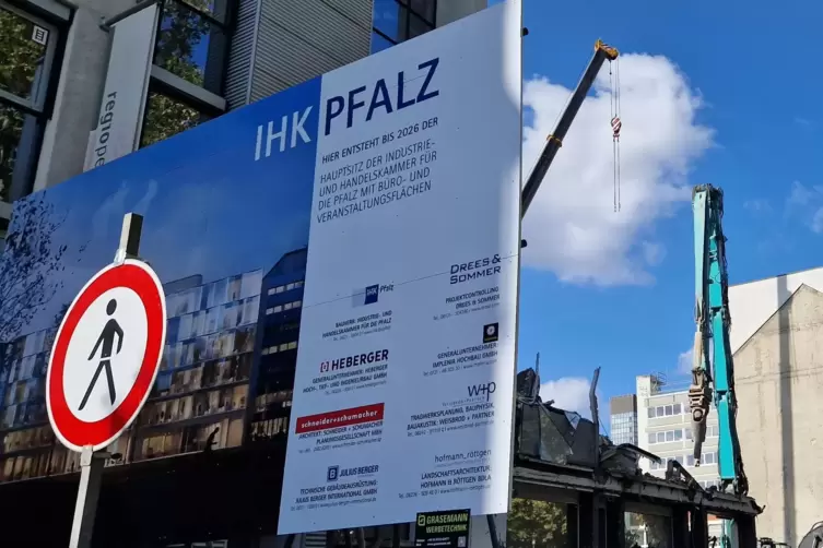 Während des Abrisses: Ein Plakat zeigt den Neubau, der am Ludwigsplatz entstehen soll. 