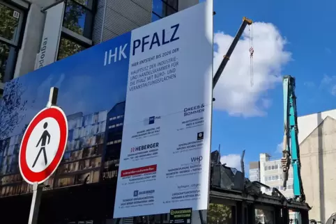 Während des Abrisses: Ein Plakat zeigt den Neubau, der am Ludwigsplatz entstehen soll. 