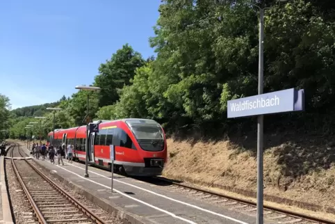 Die Zugstrecke zwischen Waldfischbach und Pirmasens-Nord ist derzeit gesperrt. Durch den starken Regen wurde Gleise unterspült.