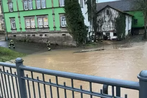 Der hohe Stand des Glans sorgt in Nanzdietschweiler im Landkreis Kusel für eine kritische Lage. Die Feuerwehr sicherte die Kelle