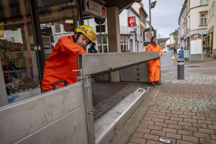 Am &Auml;rztehaus in Zweibr&uuml;cken wird eine Hochwasserschutzwand aufgebaut.