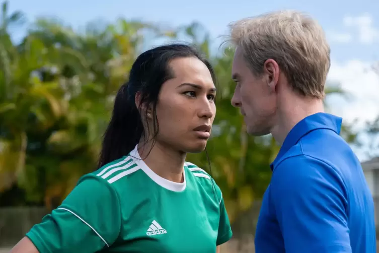 Geraten aneinander: Abwehrspielerin und Trainer (Kaimana, Michael Fassbender).