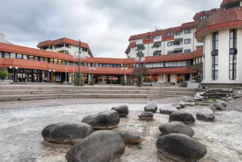 In die Jahre gekommen: Das Ortszentrum von Limburgerhof mit Rathaus, Ärztehaus, Wohnungen und Geschäften muss saniert werden. 