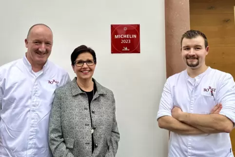 An der Tür zum Restaurant Borst hängt er: Der Michelin-Sterin. Von links: Chef Harry Borst samt Ehefrau Monika und Junior-Chef M