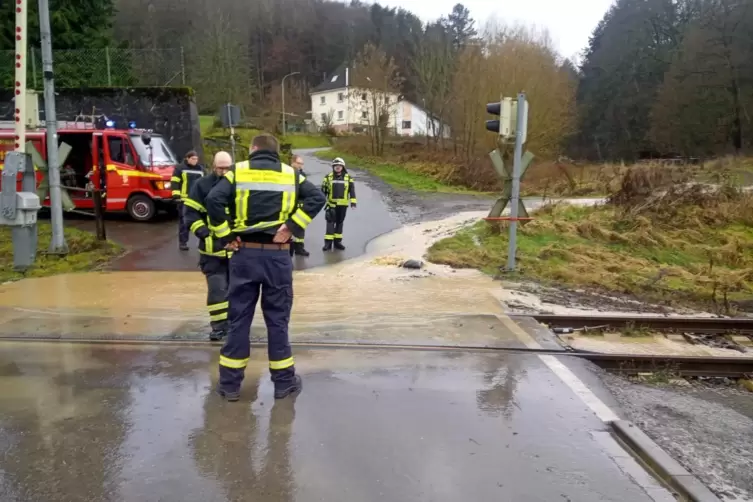 Auch am Bahnübergang Contwig-Stambach musste die Feuerwehr tätig werden. 