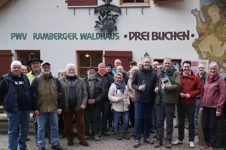 „Familientreffen“ der Pfälzerwald-Vereine bei der Übergabe der Defibrillatoren am Waldhaus „Drei Buchen“.