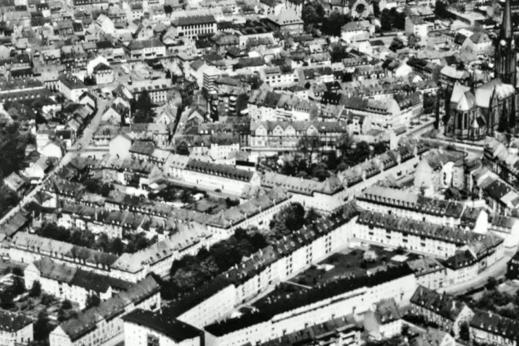 Der größte Teil des heutigen Königsviertel in Kaiserslautern war 1924 bebaut worden. Die private Luftaufnahme zeigt dieses Stadt
