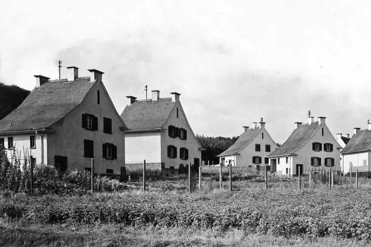 Die erste Stadtrandsiedlung, Am Alberichsberg, wurde im Jahr 1924 von der Bau AG in Kaiserslautern errichtet. 