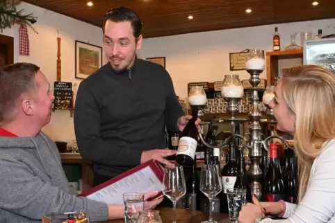 Konstantinos Papadinas berät Marc Christian Glaser und Heike Knauber bei der Weinauswahl. 