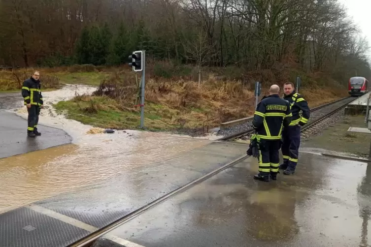 Die Feuerwehr am Bahnübergang Contwig-Stambach. 