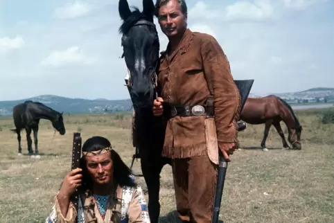 Pierre Brice als Winnetou (links), Häuptling der Apachen, und Lex Barker als Old Shatterhand in einer Szene der Karl-May-Verfilm