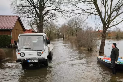 Die Ortschaft Hagen-Grinden bei Bremen war durch das Hochwasser tagelang von der Außenwelt abgeschnitten. Hier bringt ein Anwohn