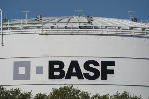 Ludwigshafener Chemie-Interessen werden auch in Berlin vertreten. (Im Bild: ein BASF-Logo auf einem Lagerbehälter im Ludwigshafe