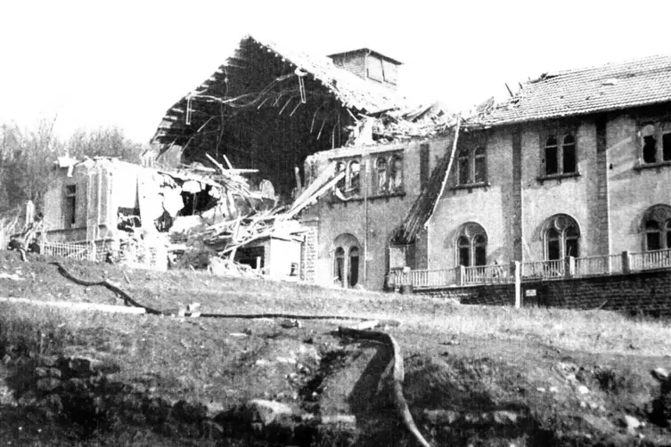 Eine wiederholt reproduzierte Aufnahme aus dem Stadtarchiv: Sie zeigt das am 7. Januar 1944 zerstörte Turnerheim auf der Ostseit