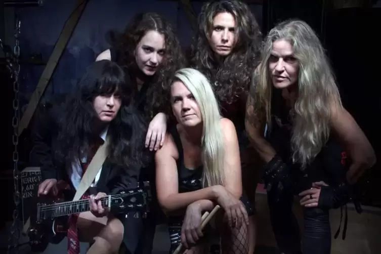 Kommt zum Weltfrauentag nach Pirmasens: die AC/DC-Coverband X-Hells. 