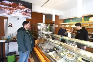 Familie Kiwan hat den ehemaligen Dorfladen übernommen (hinterm Tresen von links): Maan, Rajja und Odai Kiwan.