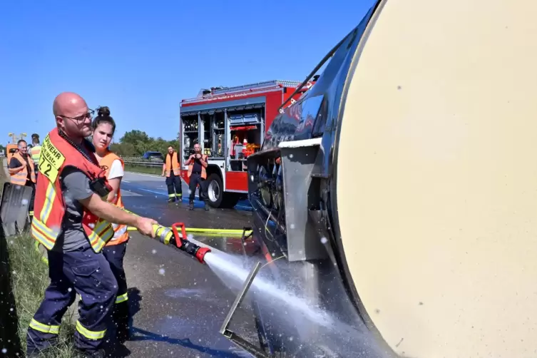 Nachdem ein mit Wein beladener Tankzug auf der A65 umkippte, musste die Feuerwehr die klebrige Fl&uuml;ssigkeit von der Stra&szlig;e sp&uuml;len