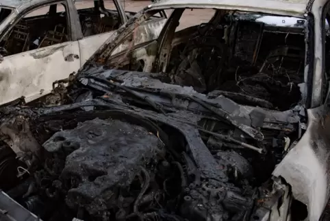 Bei dem Fahrzeugbrand griff das Feuer auf einen Carport über.