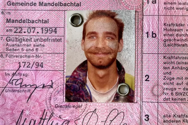 Die Freude über den bestandenen Führerschein ist dem jungen Matthias Müller am Gesicht abzulesen. 