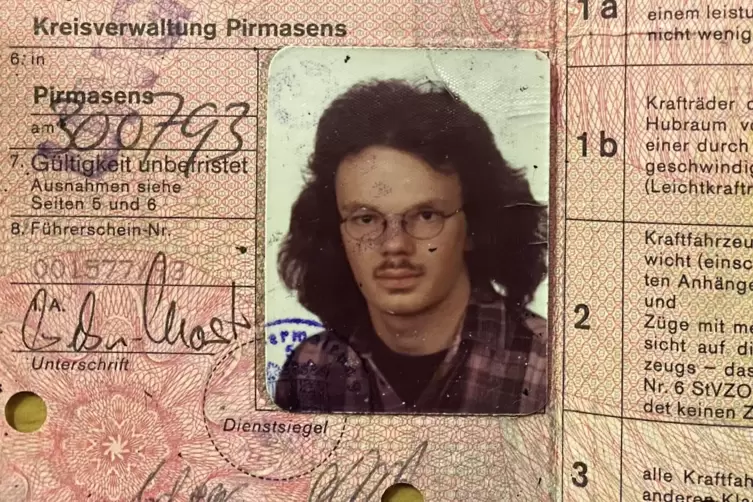 Etwas krakelig ist die Unterschrift von Andreas Sebald auf seinem Führerschein, angesichts des schicken Fotos werden das aber nu