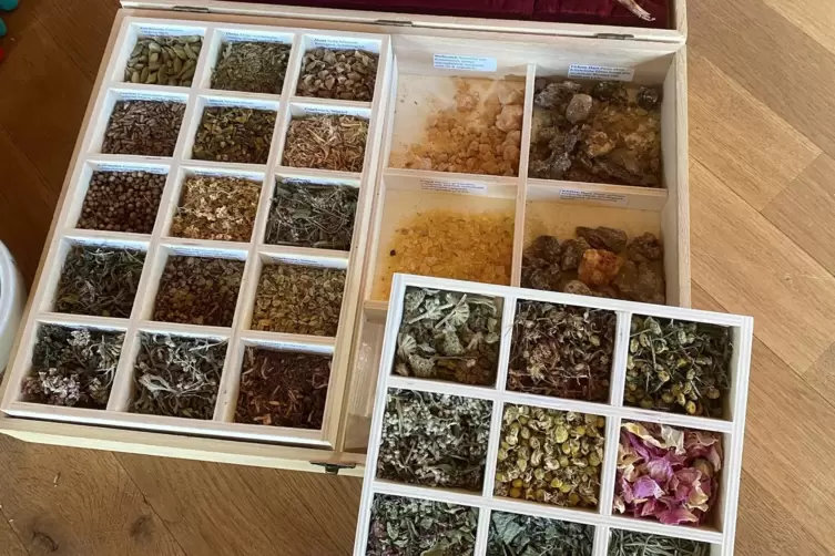 Getrocknete Rosenblätter, Lavendel oder Lorbeer: Viele der Zutaten für Räuchermischungen sammelt die Heilpflanzenfachfrau selbst
